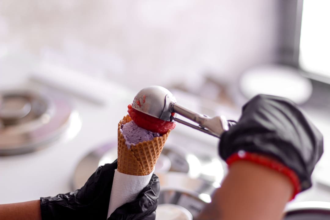 sladoled kugla u kornetu